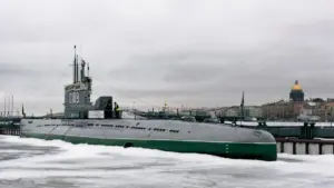 The Swedish destroyers keep an eye on the Russian submarine entering the Baltic Sea